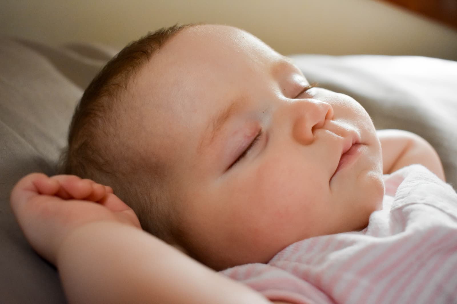 como tapar a un bebé recién nacido para dormir en verano